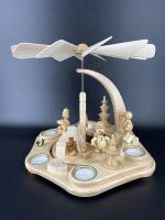 Pyramide-Junior beim Iglu bauen-