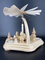 Pyramide-Junior beim Iglu bauen-