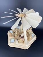 Pyramide-Junior beim Iglu bauen-