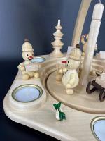 Pyramide-Junior beim Iglu bauen-