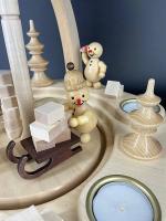 Pyramide-Junior beim Iglu bauen-
